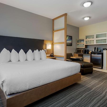 Best Western Plus Sawridge Suites Fort Mcmurray Exterior photo